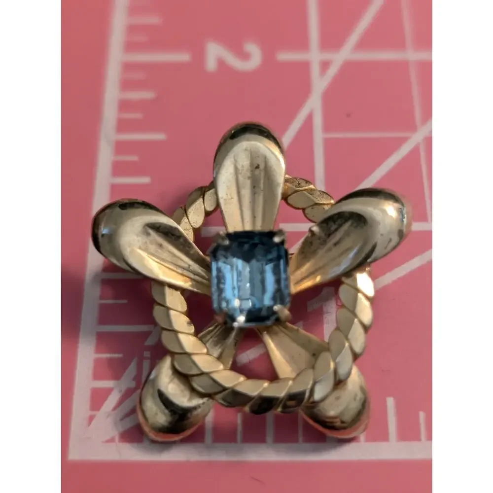 Vintage Gold Tone Emerald Cut Light Blue Stone Rope Flower Brooch
